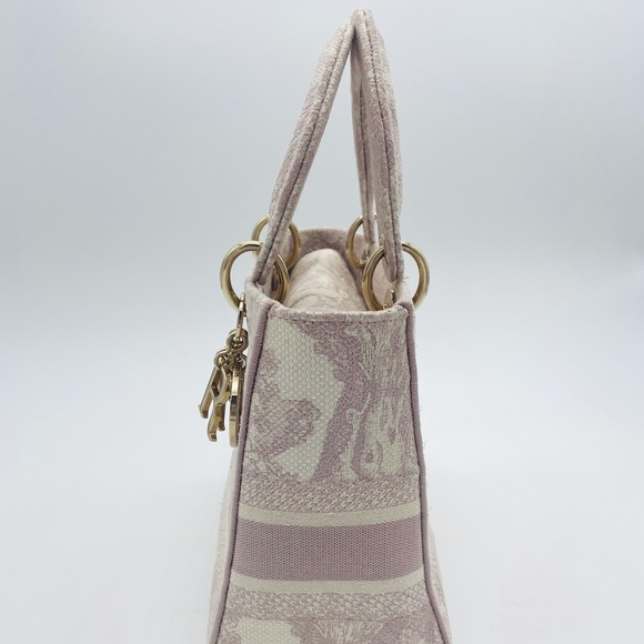 Dior MEDIUM LADY D-LITE BAG
Rose Des Vents Toile SOLD - Picture 10 of 16